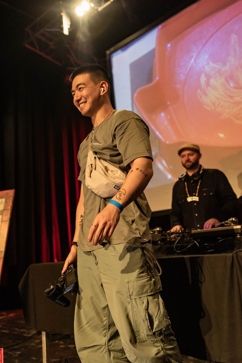 Futshi auf der Bühne bei einem Tanzevent, Kamera in der Hand